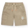 Bermuda cargo beige pour garçon avec poches latérales et taille ajustable.