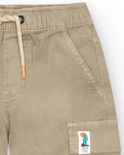 Bermuda cargo beige pour garçon avec poches latérales et taille ajustable.