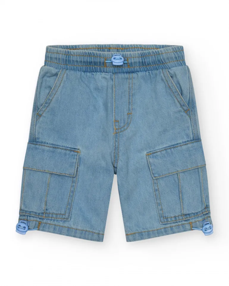 Bermuda cargo en denim clair pour garçon avec ourlets ajustables.