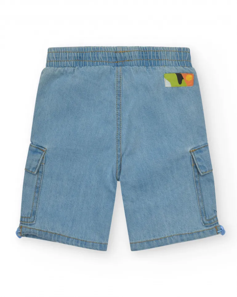 Bermuda cargo en denim clair pour garçon avec ourlets ajustables.