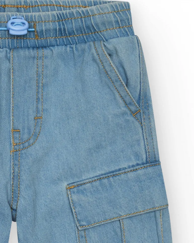 Bermuda cargo en denim clair pour garçon avec ourlets ajustables.