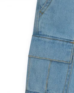 Bermuda cargo en denim clair pour garçon avec ourlets ajustables.