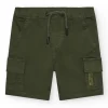 Bermuda cargo vert pour garçon avec poches latérales et taille ajustable.