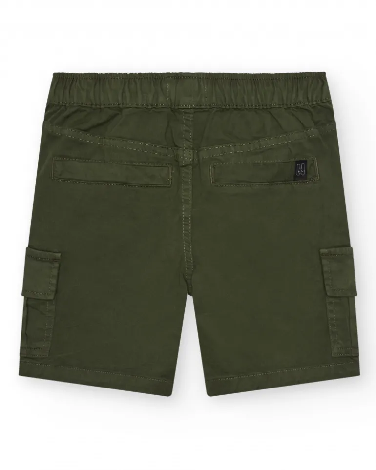 Bermuda cargo vert pour garçon avec poches latérales et taille ajustable.