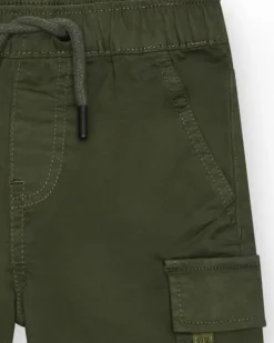 Bermuda cargo vert pour garçon avec poches latérales et taille ajustable.