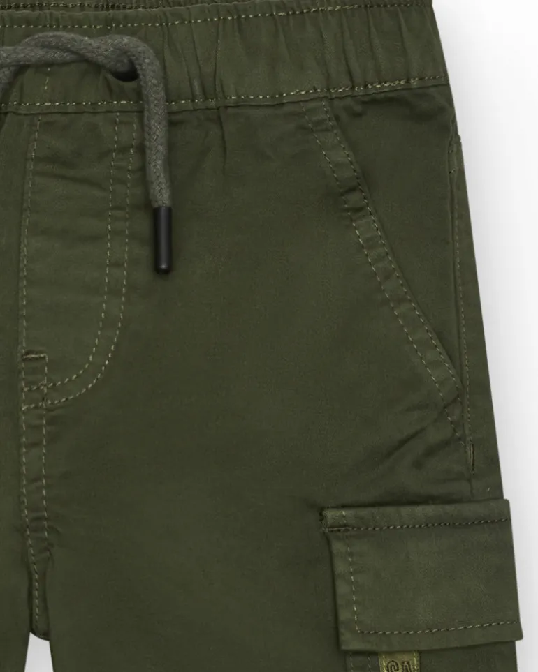 Bermuda cargo vert pour garçon avec poches latérales et taille ajustable.