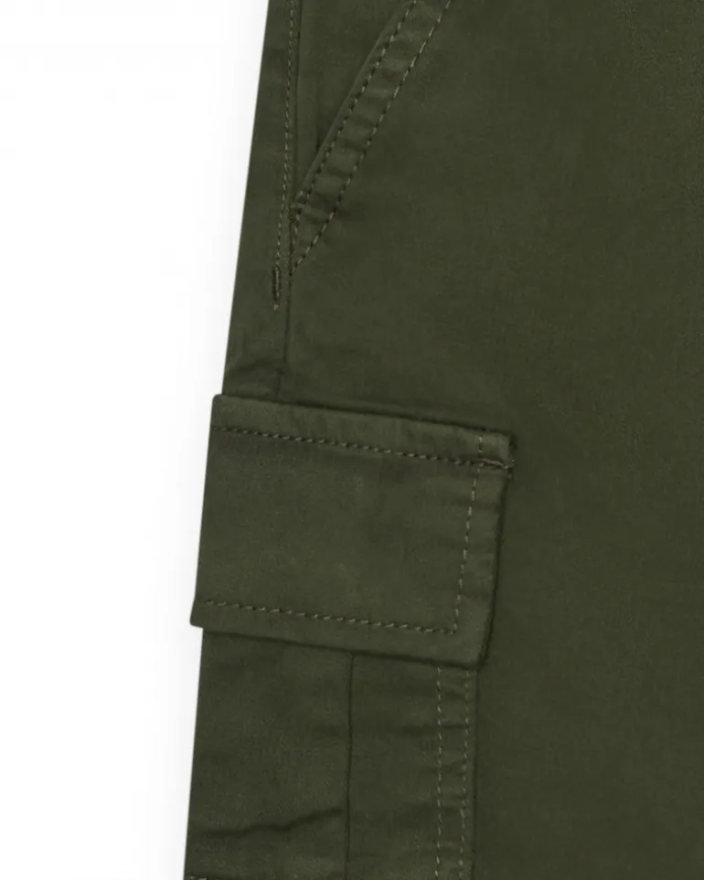 Bermuda cargo vert pour garçon avec poches latérales et taille ajustable.