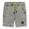 Bermuda en denim gris délavé pour garçon avec cordon vert fluo.