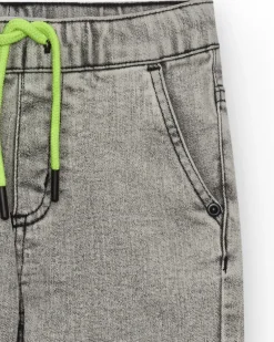 Bermuda en denim gris délavé pour garçon avec cordon vert fluo.