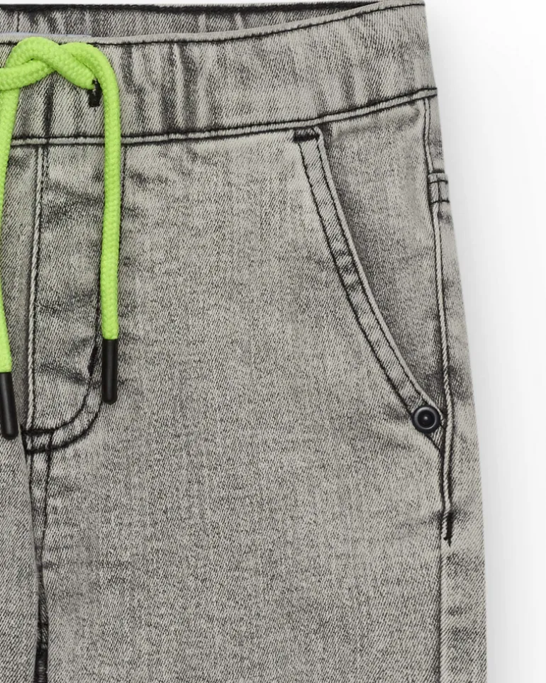 Bermuda en denim gris délavé pour garçon avec cordon vert fluo.