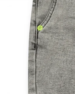 Bermuda en denim gris délavé pour garçon avec cordon vert fluo.