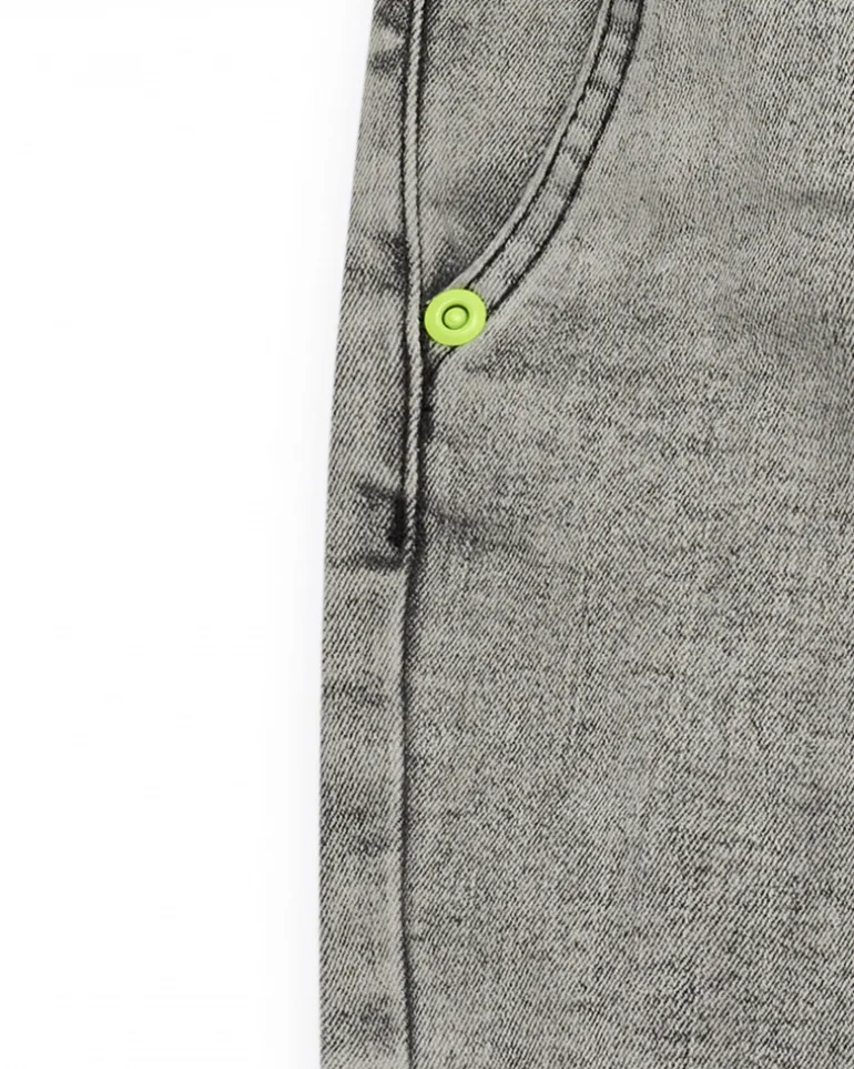 Bermuda en denim gris délavé pour garçon avec cordon vert fluo.