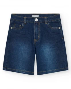 Bermuda en jean bleu moyen pour garçon avec surpiqûres contrastantes.
