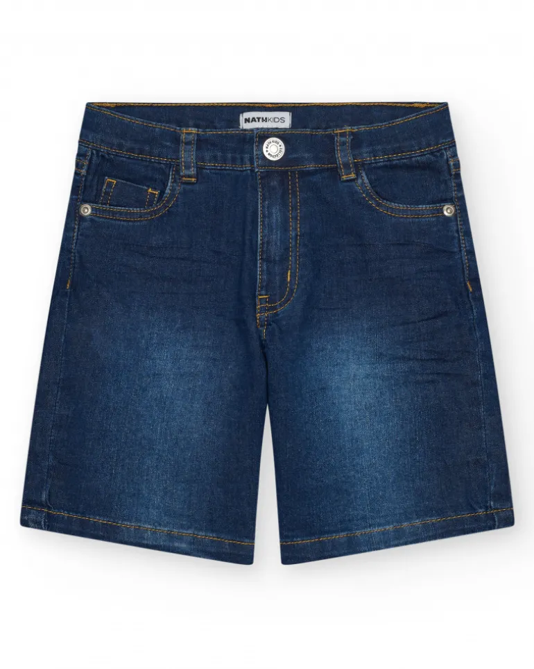 Bermuda en jean bleu moyen pour garçon avec surpiqûres contrastantes.