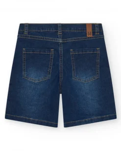 Bermuda en jean bleu moyen pour garçon avec surpiqûres contrastantes.
