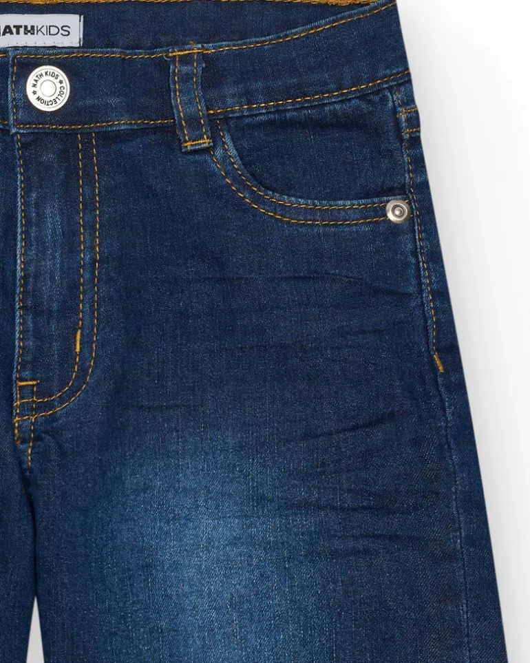 Bermuda en jean bleu moyen pour garçon avec surpiqûres contrastantes.