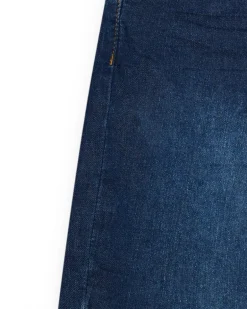 Bermuda en jean bleu moyen pour garçon avec surpiqûres contrastantes.