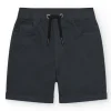 Bermuda gris foncé pour garçon avec taille ajustable et ourlet retroussé.