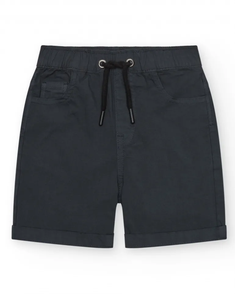 Bermuda gris foncé pour garçon avec taille ajustable et ourlet retroussé.
