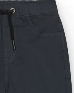 Bermuda gris foncé pour garçon avec taille ajustable et ourlet retroussé.
