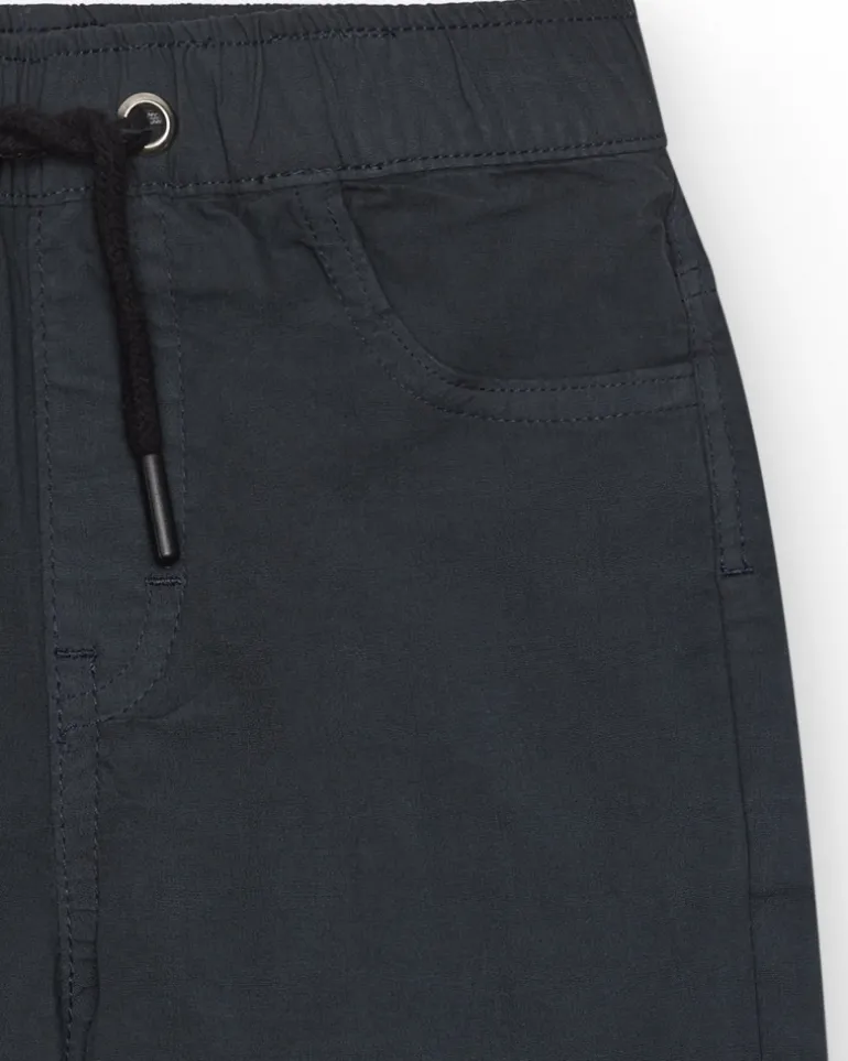 Bermuda gris foncé pour garçon avec taille ajustable et ourlet retroussé.