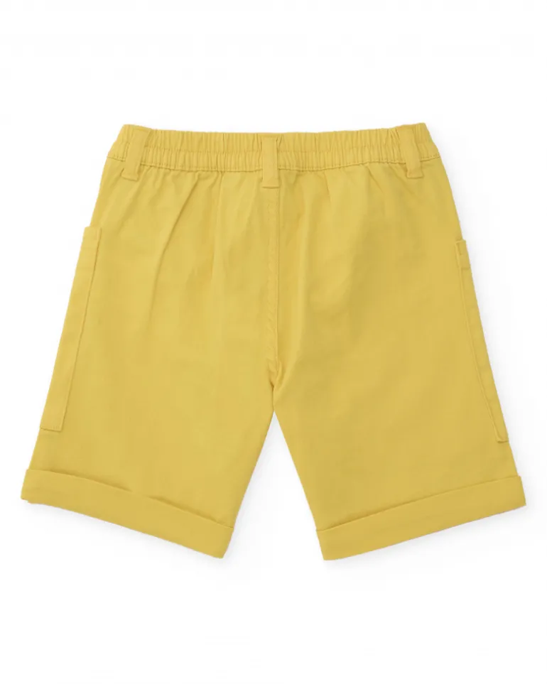 Bermuda para niño en color mostaza con bolsillos grandes