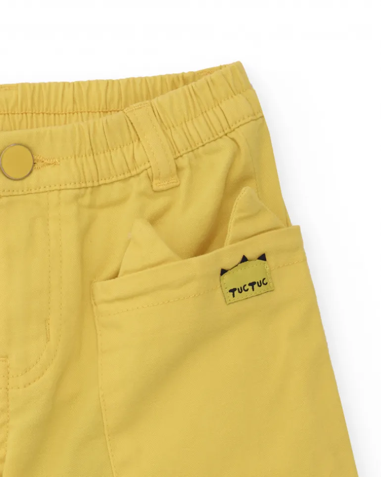 Bermuda para niño en color mostaza con bolsillos grandes