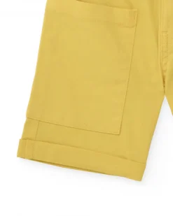 Bermuda para niño en color mostaza con bolsillos grandes
