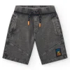 Bermuda pour garçon en gris avec poches et taille élastique.