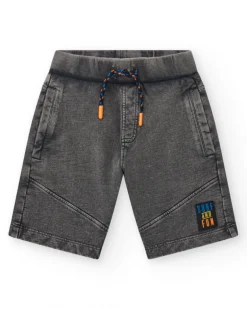 Bermuda pour garçon en gris avec poches et taille élastique.