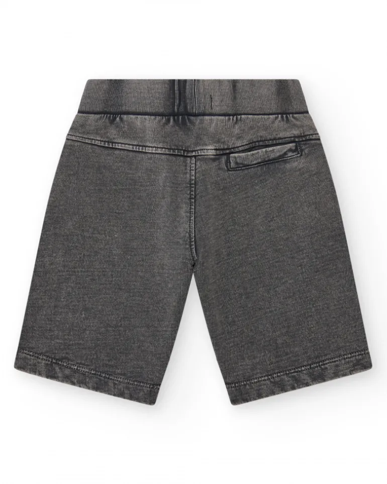 Bermuda pour garçon en gris avec poches et taille élastique.