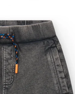 Bermuda pour garçon en gris avec poches et taille élastique.
