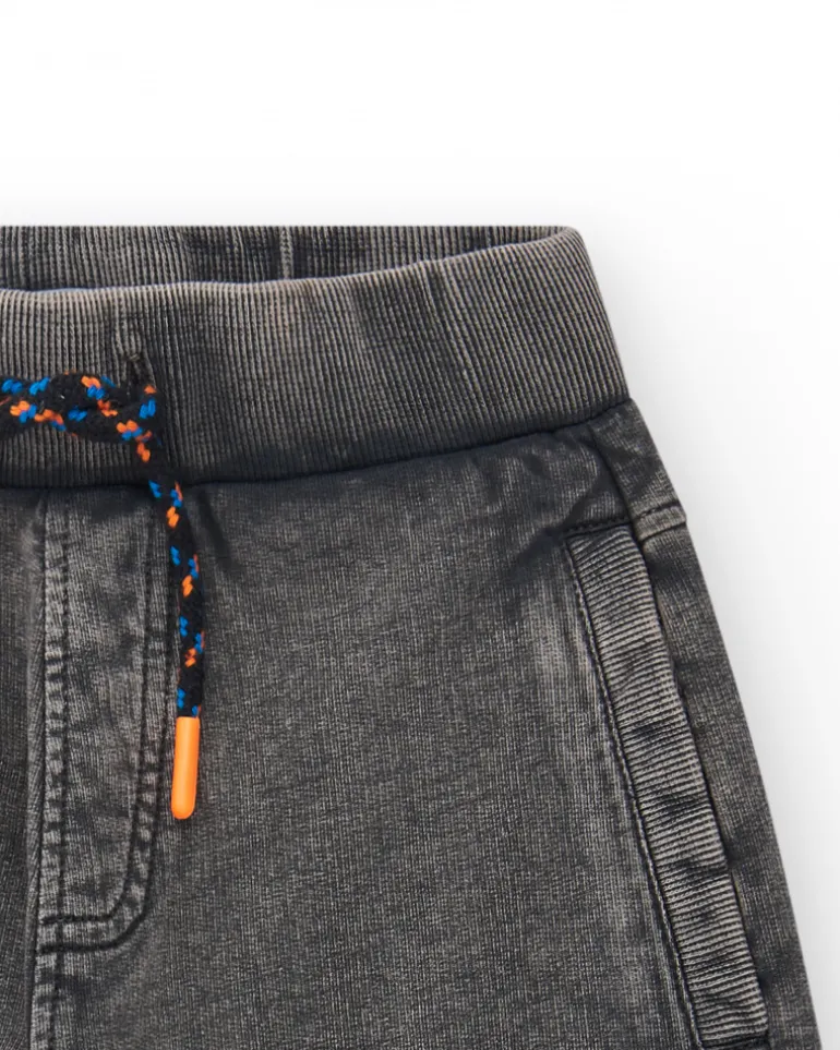 Bermuda pour garçon en gris avec poches et taille élastique.
