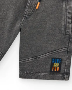 Bermuda pour garçon en gris avec poches et taille élastique.