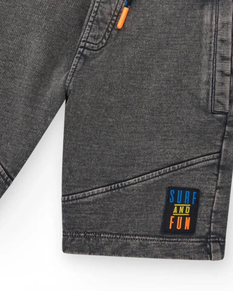 Bermuda pour garçon en gris avec poches et taille élastique.