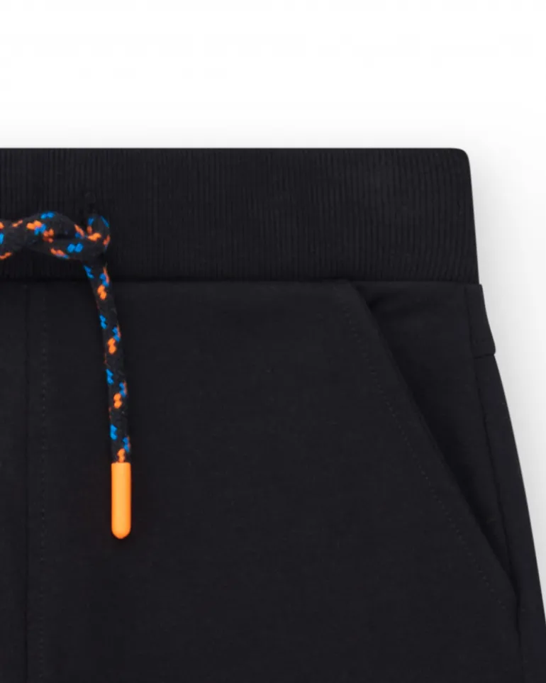 Bermuda pour garçon en noir avec poche latérale et cordon de serrage.