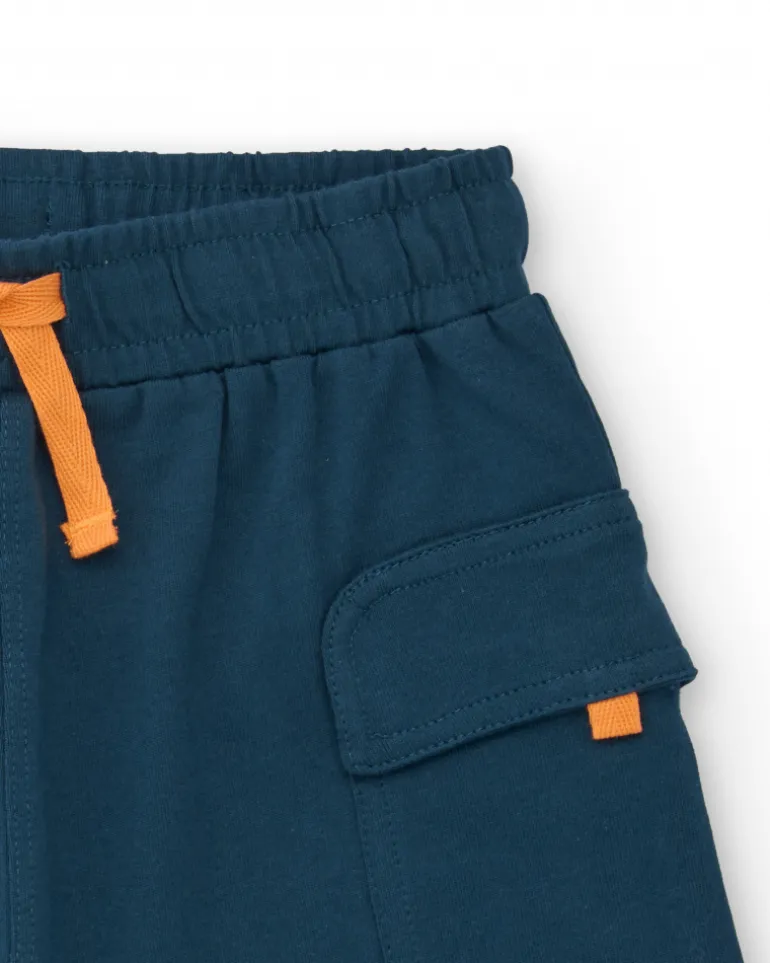 Bermuda tipo cargo para niño en azul petróleo con cordón naranja