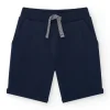Bermudas pour garçon en bleu avec taille ajustable et poches.