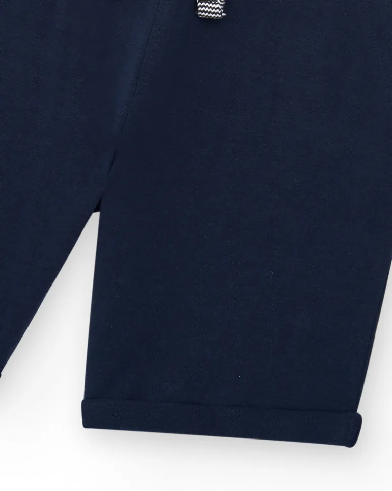 Bermudas pour garçon en bleu avec taille ajustable et poches.