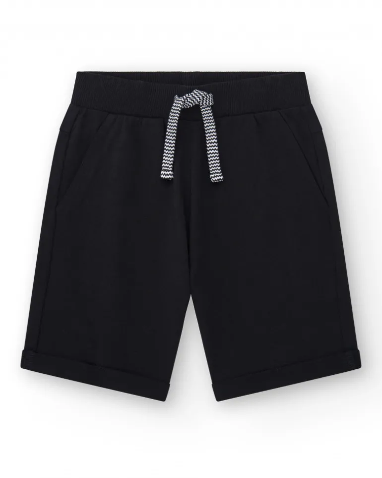 Bermudas pour garçon en noir avec taille ajustable et poches.