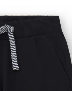 Bermudas pour garçon en noir avec taille ajustable et poches.