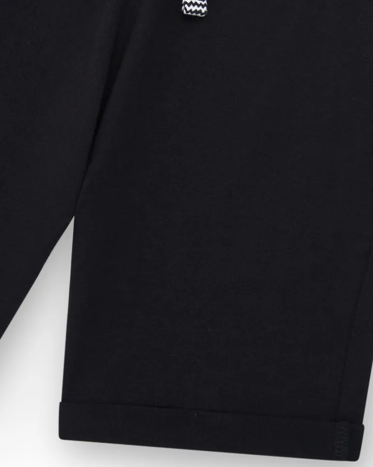 Bermudas pour garçon en noir avec taille ajustable et poches.