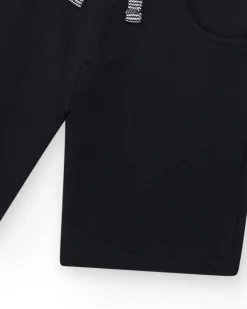 Bermudas pour garçon en noir avec taille ajustable et poches.