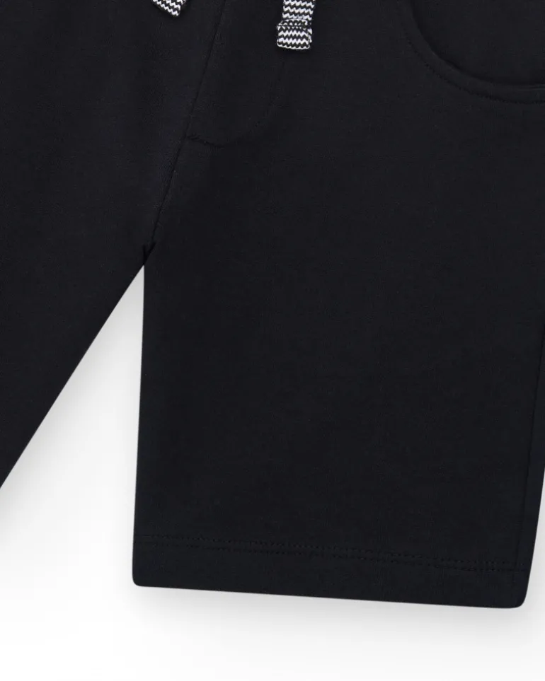Bermudas pour garçon en noir avec taille ajustable et poches.