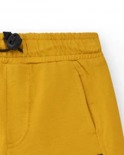 Bermudas pour garçon en orange avec taille ajustable et poches.