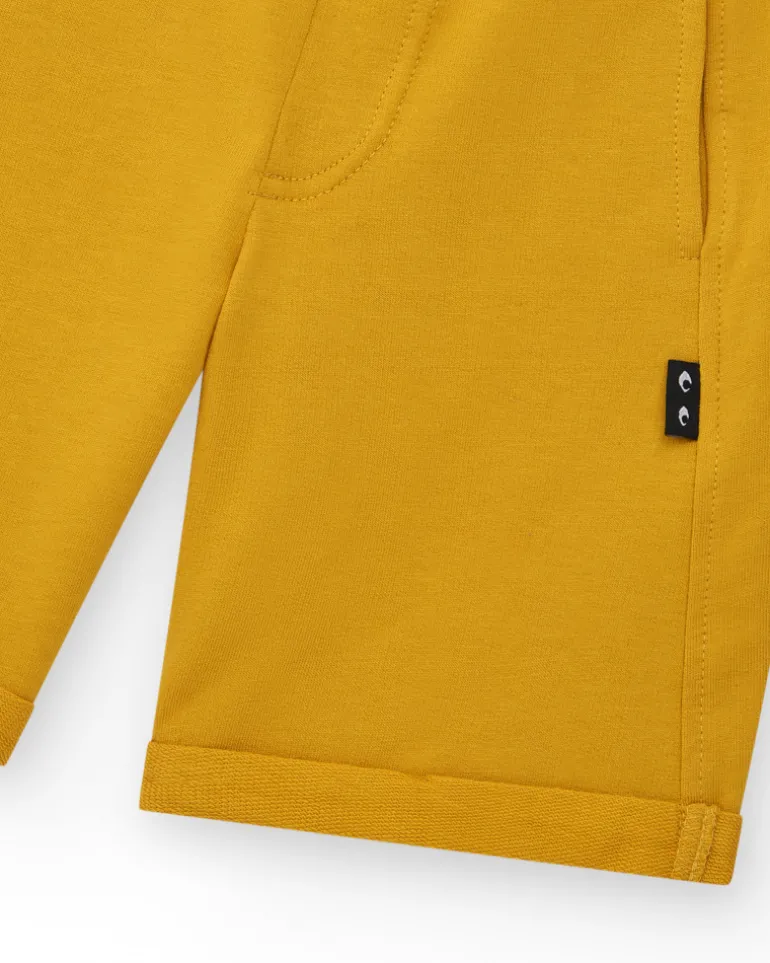 Bermudas pour garçon en orange avec taille ajustable et poches.