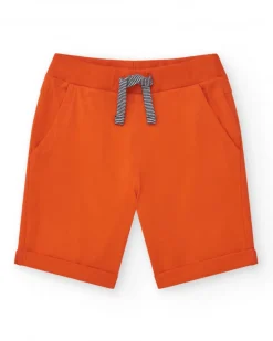 Bermudas pour garçon en rouge avec taille ajustable et poches.