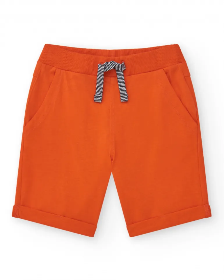 Bermudas pour garçon en rouge avec taille ajustable et poches.