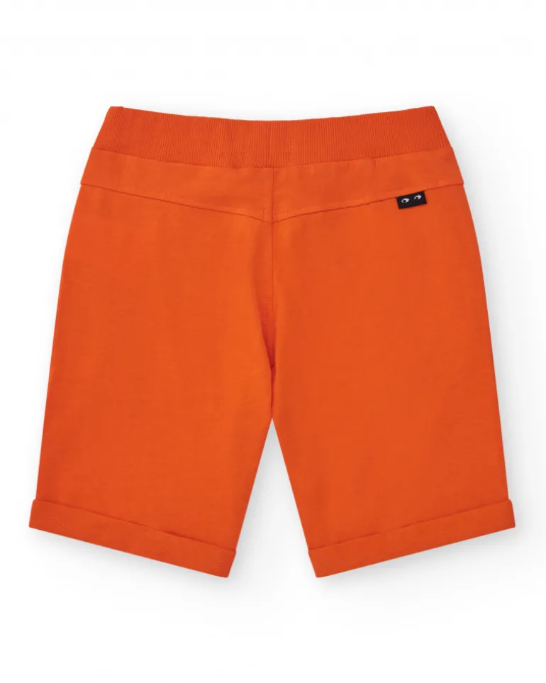 Bermudas pour garçon en rouge avec taille ajustable et poches.