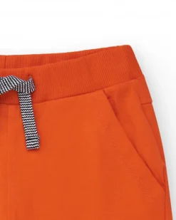 Bermudas pour garçon en rouge avec taille ajustable et poches.